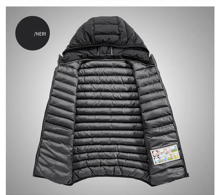 Giacca invernale nera con cappuccio, imbottitura trapuntata, design leggero, ideale per climi freddi. Tasche interne visibili.