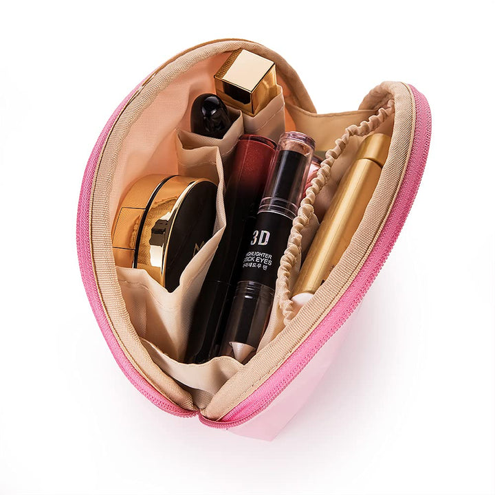 Astuccio trucco rosa a forma di cuore con scomparti, contenente rossetti, cipria, e prodotti cosmetici. Organizzatore make-up da viaggio.