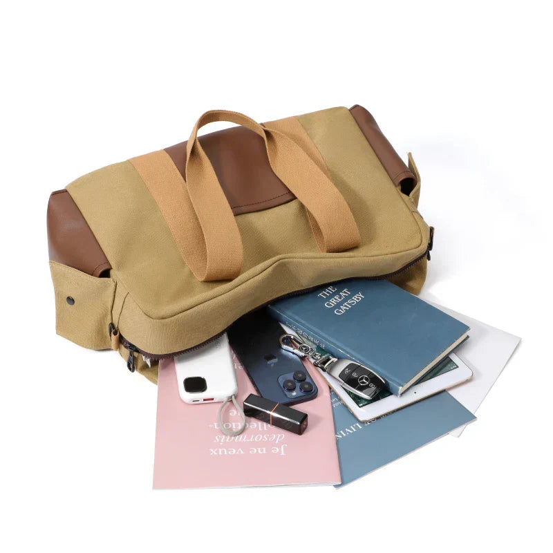 Borsa da viaggio beige con manici marroni, contenente libri, smartphone, tablet e accessori. Ideale per viaggi e lavoro.