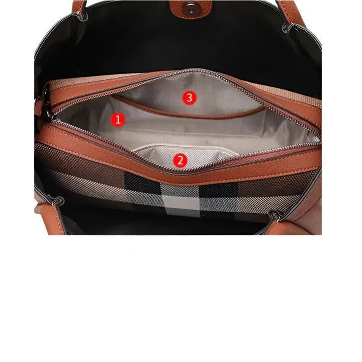 Interno borsa a tracolla in pelle marrone, scomparti multipli, fodera a quadri, chiusura con zip, design elegante e funzionale per donna.