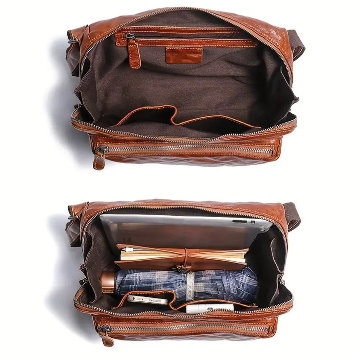 Borsa a tracolla in pelle marrone aperta, con scomparti interni contenenti tablet, libri, ombrello e portafoglio. Design elegante e funzionale.