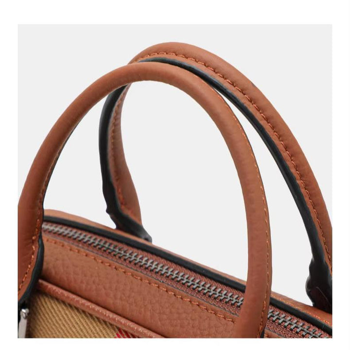 Manico borsa in pelle marrone, dettaglio zip, design elegante. Accessorio moda di lusso, stile contemporaneo, alta qualità artigianale.
