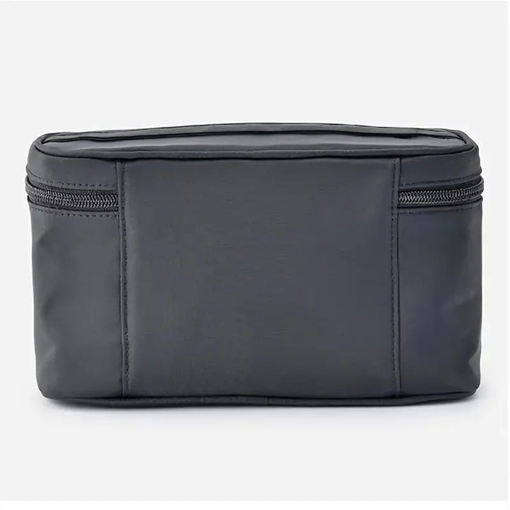 Astuccio da viaggio nero in pelle sintetica con cerniera, design compatto e moderno, ideale per organizzare accessori e cosmetici.