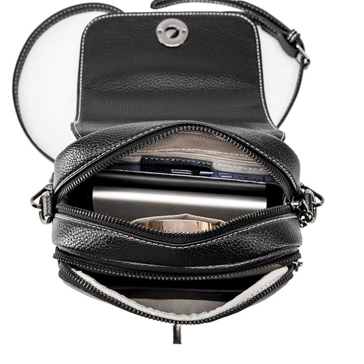 Borsa a tracolla in pelle nera con cerniera aperta, scomparti multipli, design elegante e compatto, ideale per donna, accessorio moda versatile.
