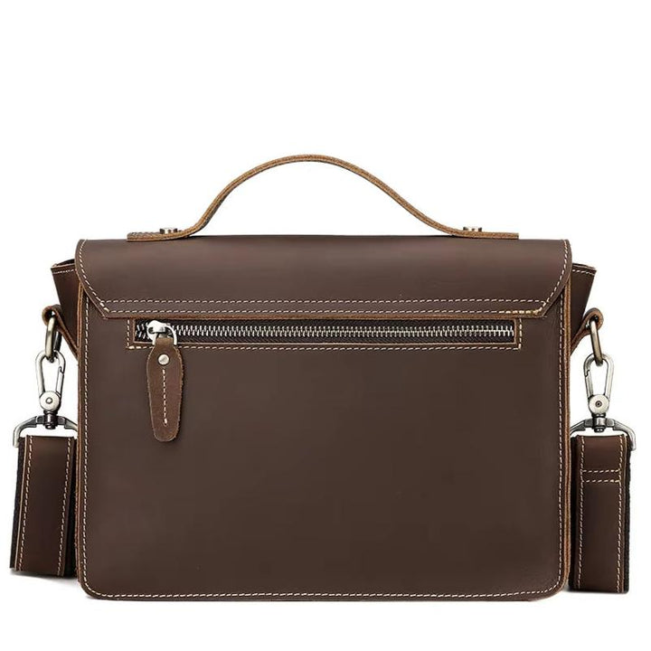 Borsa a tracolla in pelle marrone con manico superiore, cerniera posteriore e cuciture bianche. Elegante e funzionale per uomo e donna.