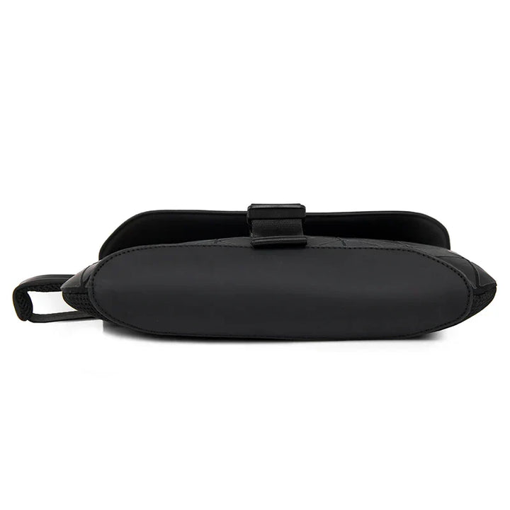 Marsupio nero in pelle sintetica, design minimalista, chiusura a zip, cinturino regolabile. Accessorio moda unisex, pratico per viaggi e attività quotidiane.