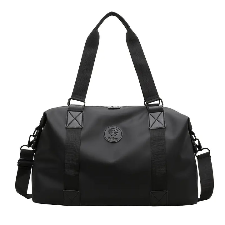 Borsone da viaggio nero in tessuto impermeabile, con manici regolabili e tracolla removibile. Design elegante e spazioso per viaggi e sport.