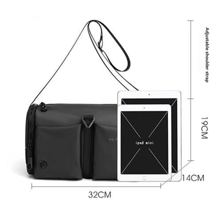 Borsa a tracolla nera con tasche multiple, dimensioni 32x14x19 cm, adatta per iPad mini. Tracolla regolabile, design moderno e funzionale.