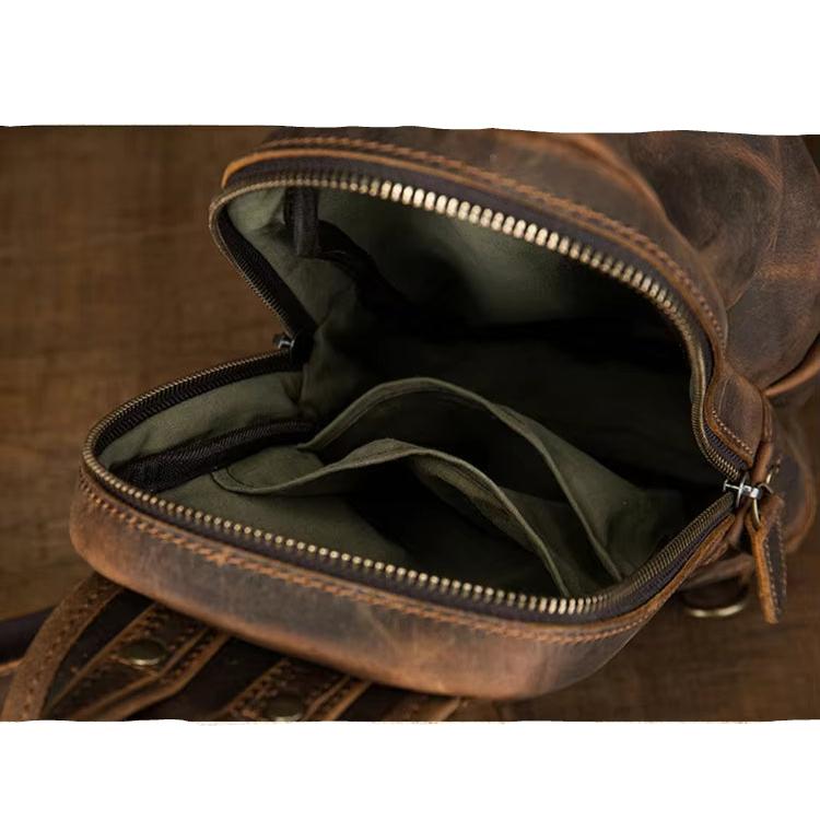 Zaino in pelle marrone vintage aperto, con scomparti interni visibili. Design robusto, ideale per viaggi e uso quotidiano. Accessorio moda uomo.