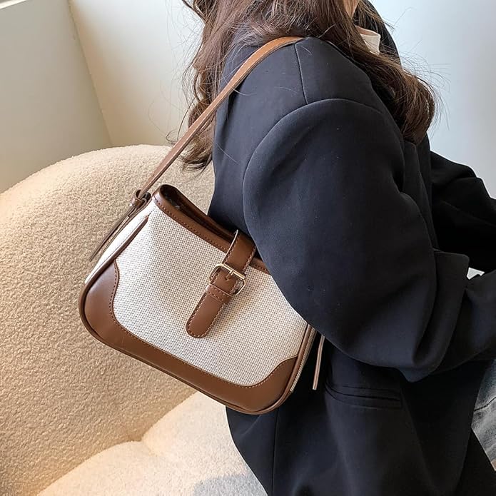 Borsa a tracolla donna in tessuto beige e pelle marrone, design elegante, chiusura con fibbia, moda autunno, accessorio casual chic.