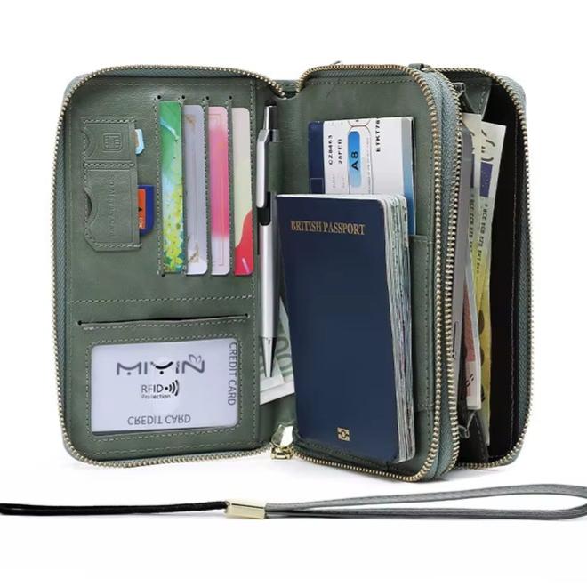 Portafoglio da viaggio in pelle verde con cerniera, scomparti per carte di credito, passaporto, penna e contanti. Design compatto e funzionale.