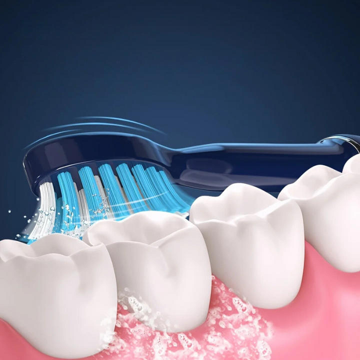 Spazzolino da denti blu in azione su denti bianchi, schiuma detergente visibile. Igiene orale, cura dentale, pulizia denti efficace.