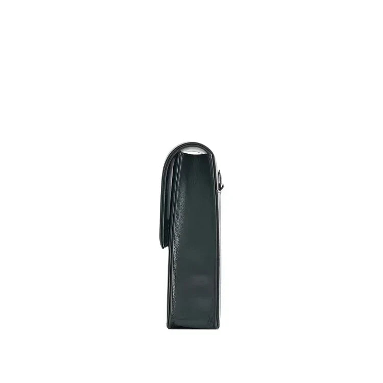 Borsa a tracolla in pelle nera, vista laterale. Design elegante e minimalista, ideale per moda uomo e donna. Accessorio di lusso.