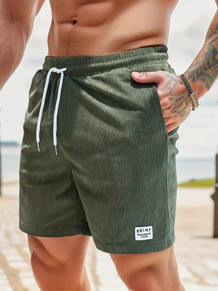 Pantaloncini da uomo verde oliva, tessuto a coste, con laccio bianco in vita. Ideali per l'estate, moda mare, abbigliamento casual.