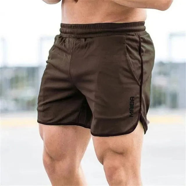 Pantaloncini sportivi marroni da uomo, elasticizzati, con logo, ideali per palestra e fitness. Design comodo e traspirante per allenamenti intensi.