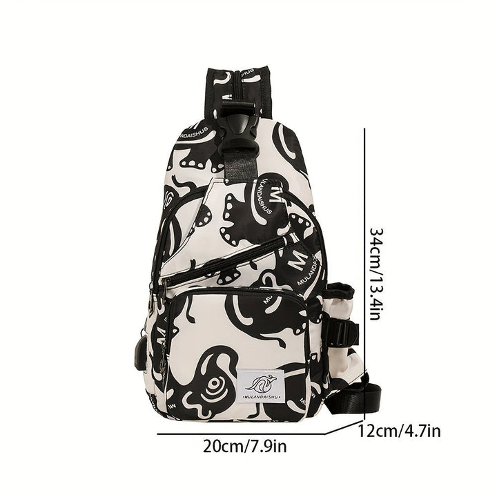 Zaino a tracolla bianco e nero con stampa grafica, dimensioni 34x20x12 cm, ideale per viaggi e uso quotidiano. Design moderno e funzionale.