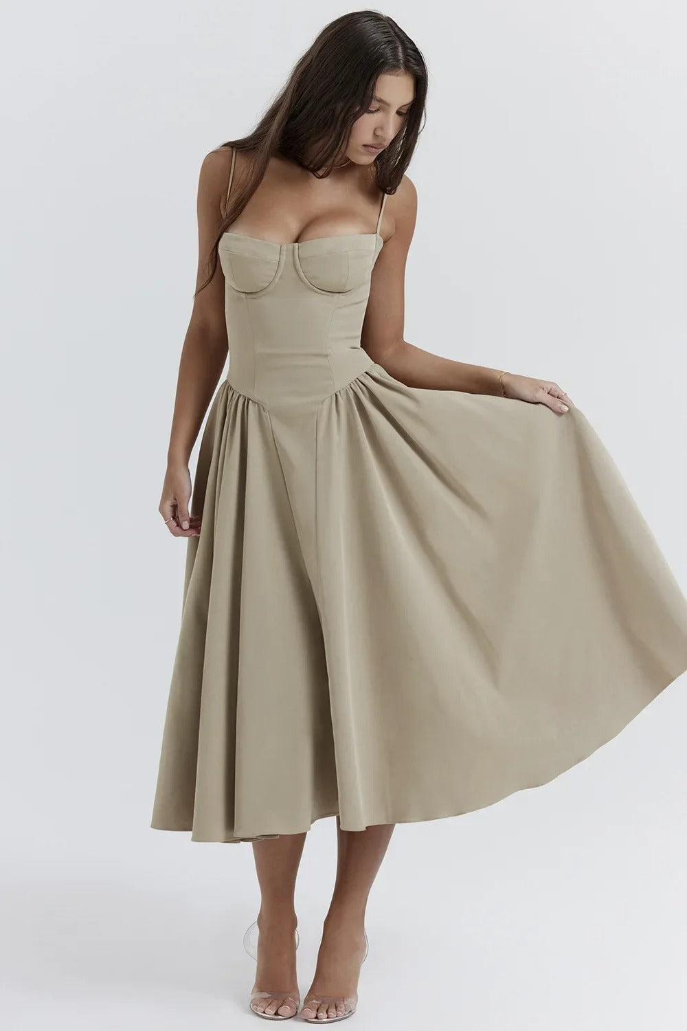 Abito midi beige elegante donna, spalline sottili, scollo a cuore, gonna svasata. Perfetto per eventi formali e serate estive.