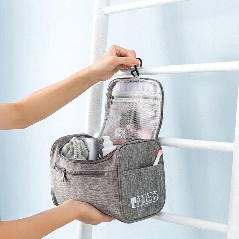 Borsa da toilette grigia appesa, con scomparti aperti e accessori da viaggio. Organizer compatto per cosmetici e articoli da bagno.