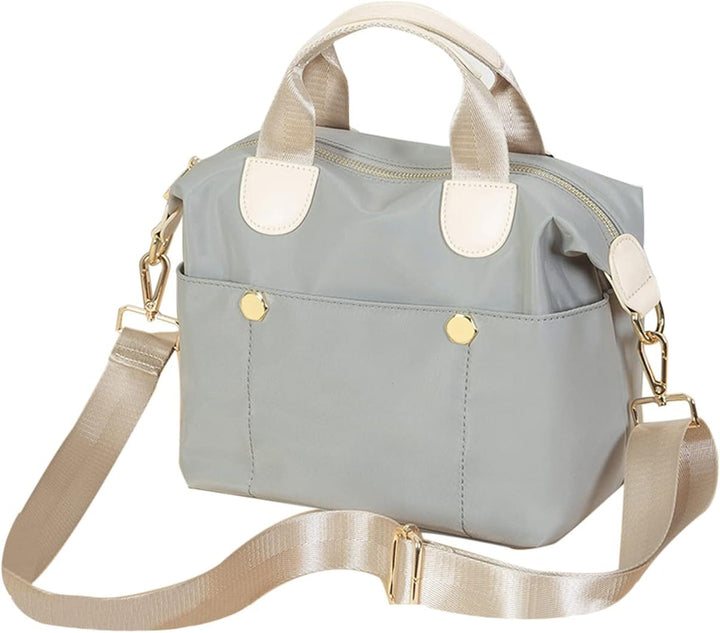 Borsa a tracolla grigia da donna in nylon impermeabile, con manici beige e dettagli dorati. Design elegante e pratico per uso quotidiano.