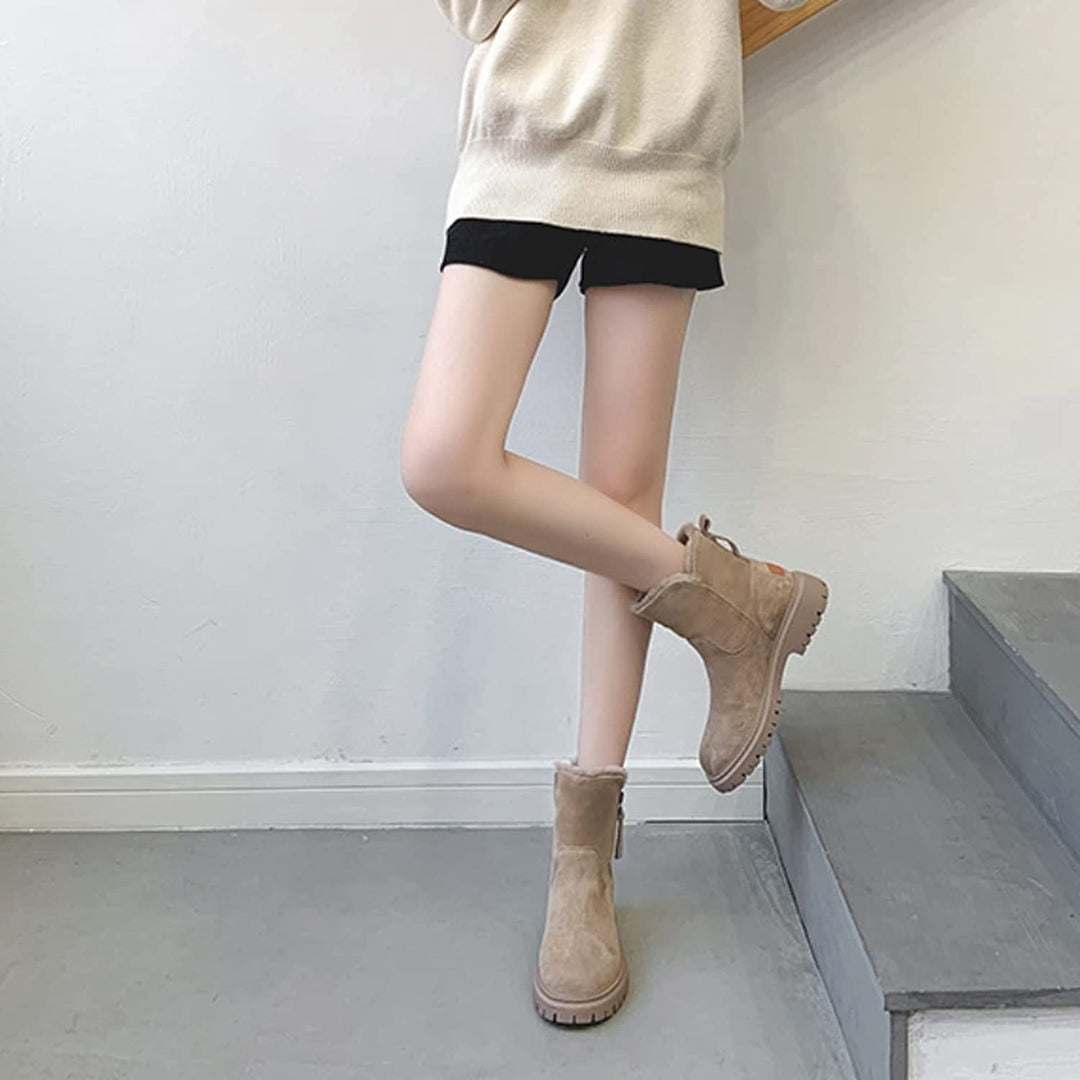 Stivali invernali beige da donna, suola antiscivolo, indossati con pantaloncini neri e maglione chiaro, moda casual autunnale.