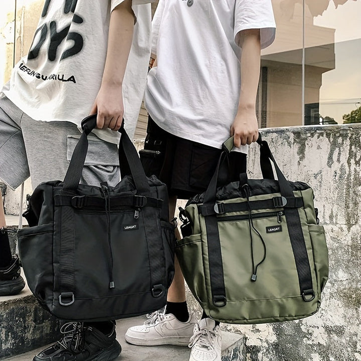 Due borse a tracolla unisex, una nera e una verde, con manici robusti e tasche multiple, indossate da due persone in abbigliamento casual.
