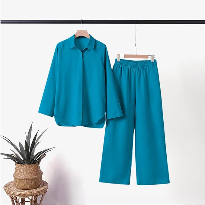 Completo donna turchese, camicia a maniche lunghe e pantaloni larghi, appesi su gruccia. Moda elegante, abbigliamento casual, tessuto leggero.