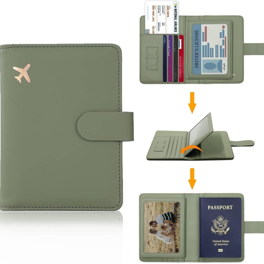 Portafoglio da viaggio verde in pelle con chiusura a bottone, scomparti per passaporto, carte di credito e documenti. Design compatto e funzionale.