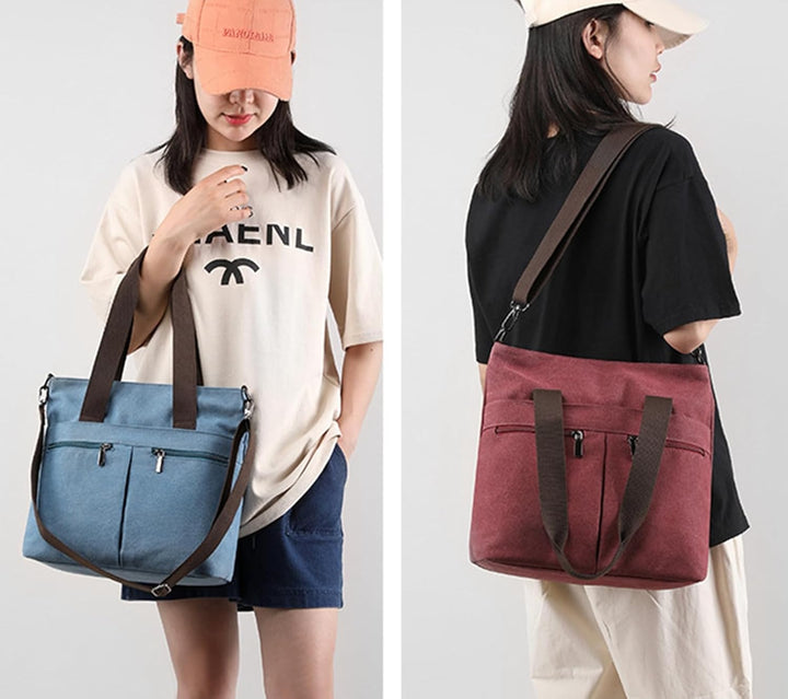 Due persone con borse a tracolla in tela, una blu e una rossa, indossano abbigliamento casual. Borse moda donna, stile urbano, pratiche e versatili.