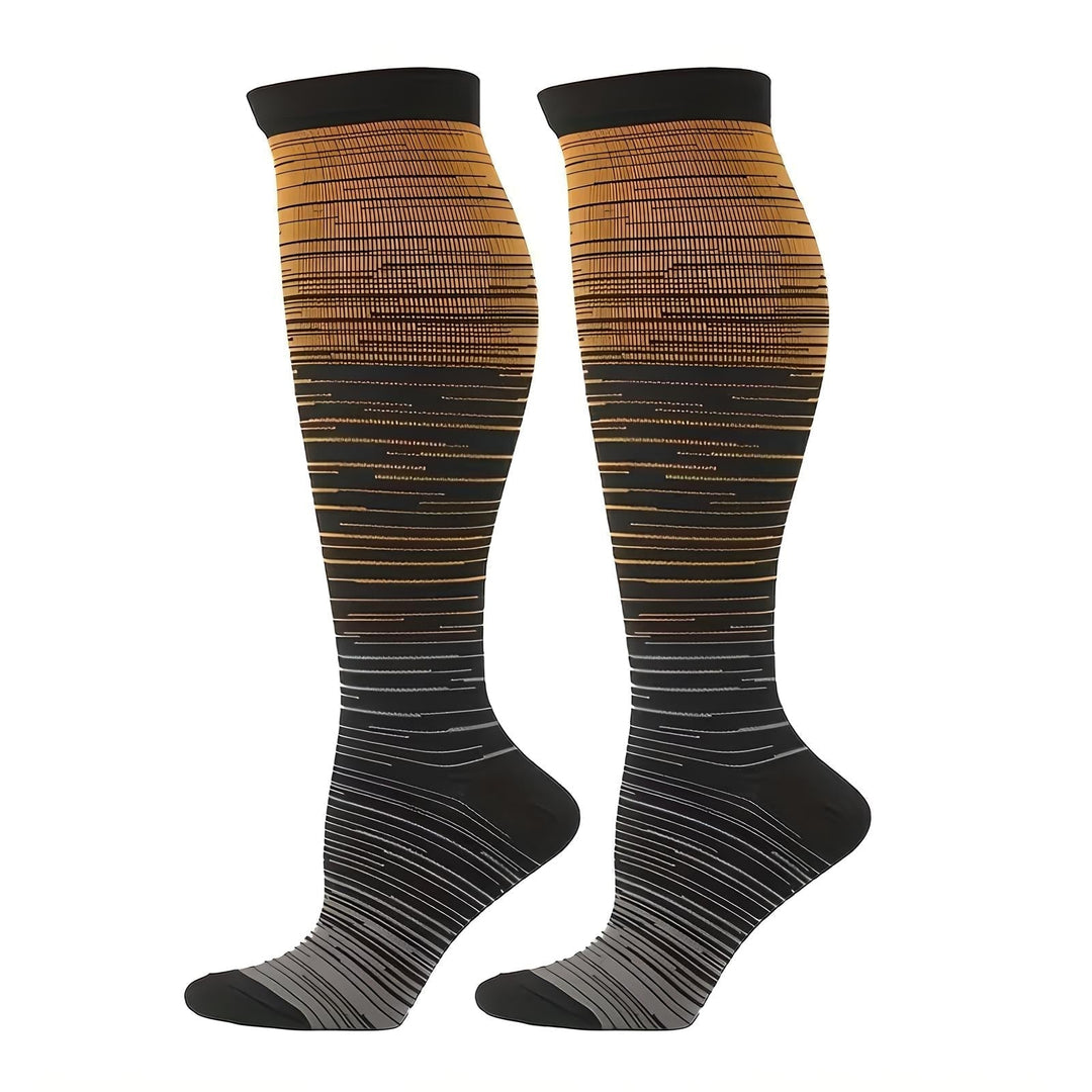 Calze a compressione graduata nere e arancioni, design a righe, altezza al ginocchio, unisex, ideali per sport e viaggi, migliorano la circolazione.