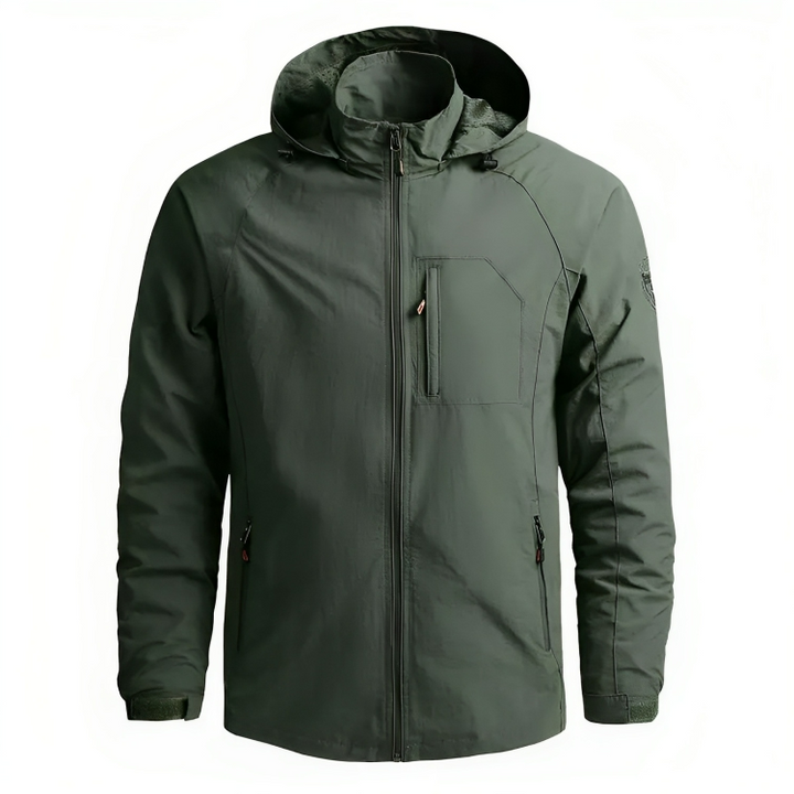Giacca impermeabile verde con cappuccio, tasca frontale con zip, design sportivo, ideale per outdoor e trekking. Materiale resistente e traspirante.
