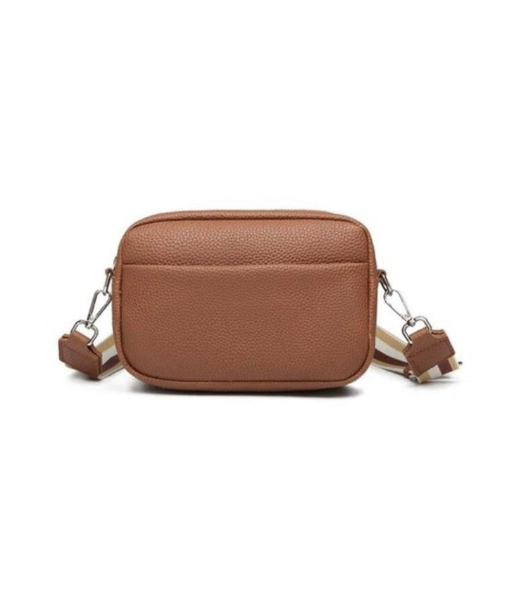 Borsa a tracolla in pelle marrone, design compatto, con tracolla regolabile e dettagli metallici. Accessorio moda donna elegante e versatile.