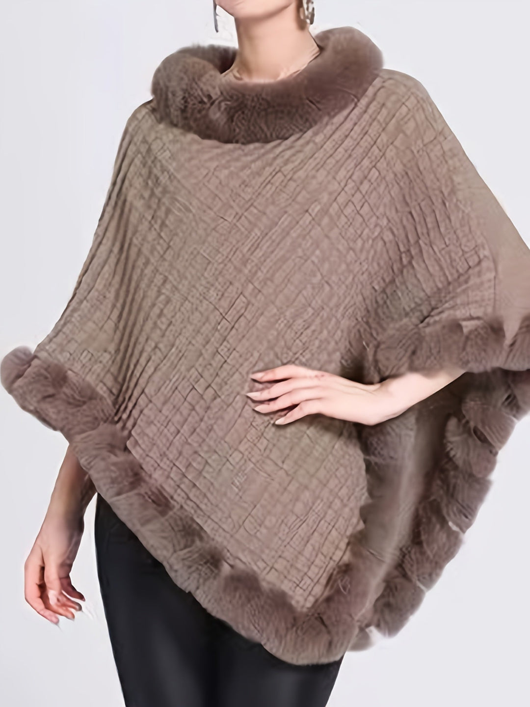 Poncho Donna in Acrilico Lavorato a Maglia Bordo Pelliccia Morbido