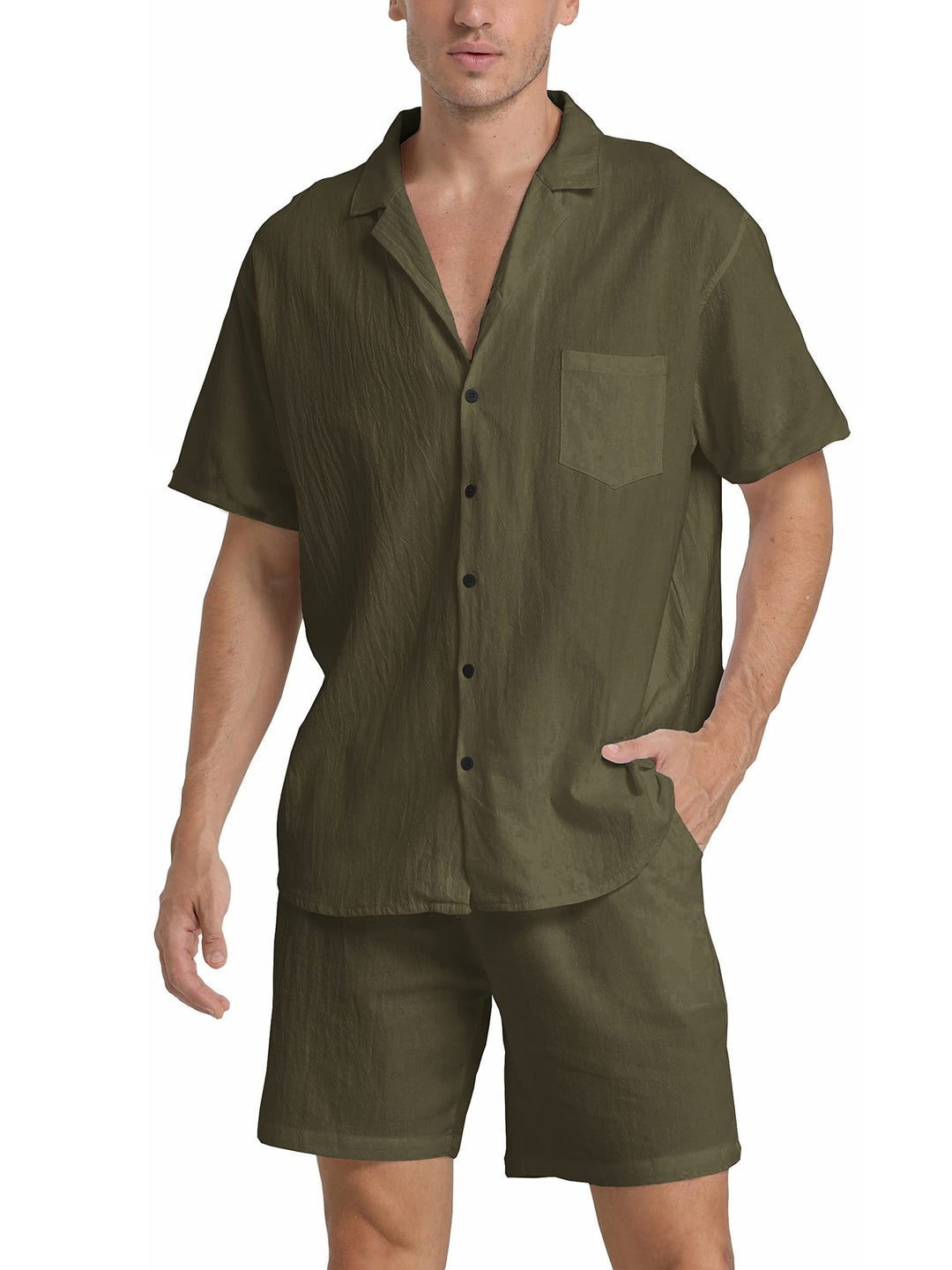 Camicia e pantaloncini da uomo in lino verde oliva, stile casual estivo, con bottoni neri e tasca frontale. Abbigliamento leggero e traspirante.