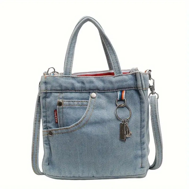 Borsa a tracolla in denim blu con manici, tasca frontale, cerniera superiore e portachiavi. Design casual e versatile per ogni occasione.