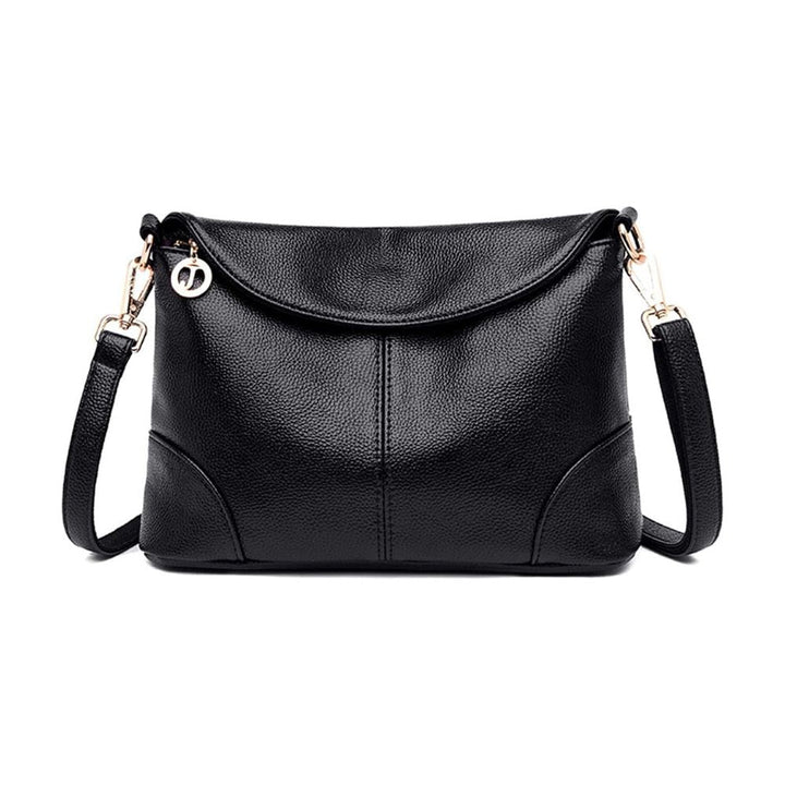 Borsa a tracolla in pelle nera elegante, con cerniera e charm decorativo, ideale per donna. Accessorio moda versatile e di tendenza.