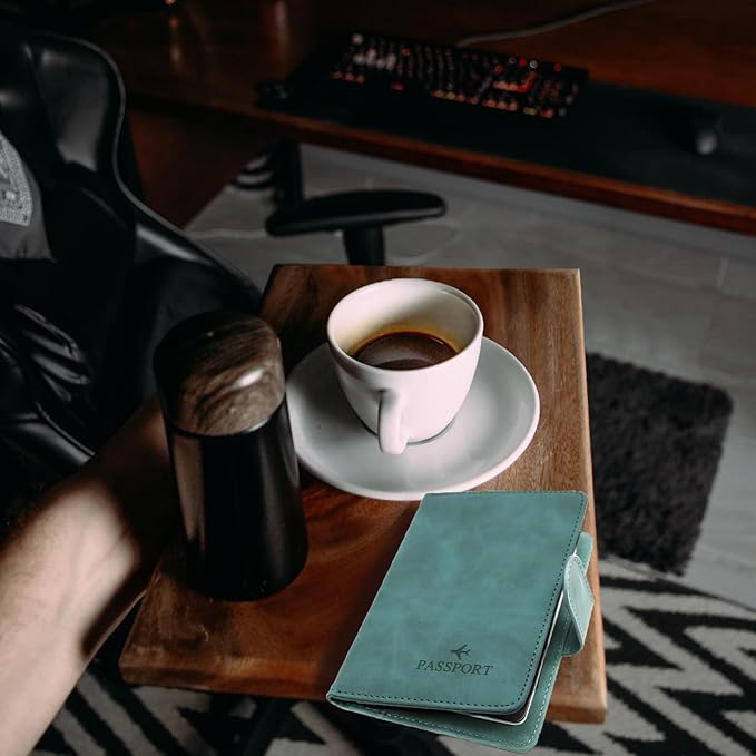 Tazza di caffè su tavolino in legno con passaporto verde e thermos nero, tastiera retroilluminata sullo sfondo. Viaggio, caffè, lavoro da remoto.