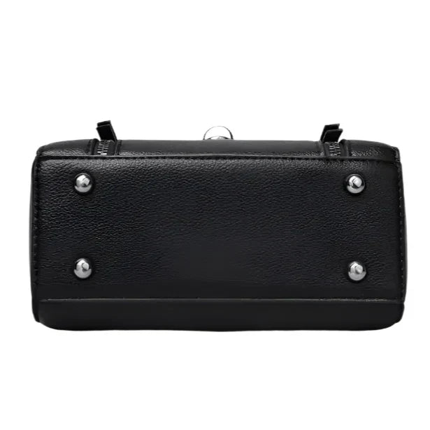 Borsa a tracolla nera in pelle con base rinforzata e piedini metallici argentati. Design elegante e moderno, ideale per moda femminile.