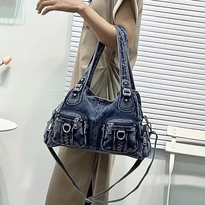 Borsa a spalla in denim blu con tasche multiple e dettagli in metallo, design casual chic, perfetta per moda donna e accessori quotidiani.