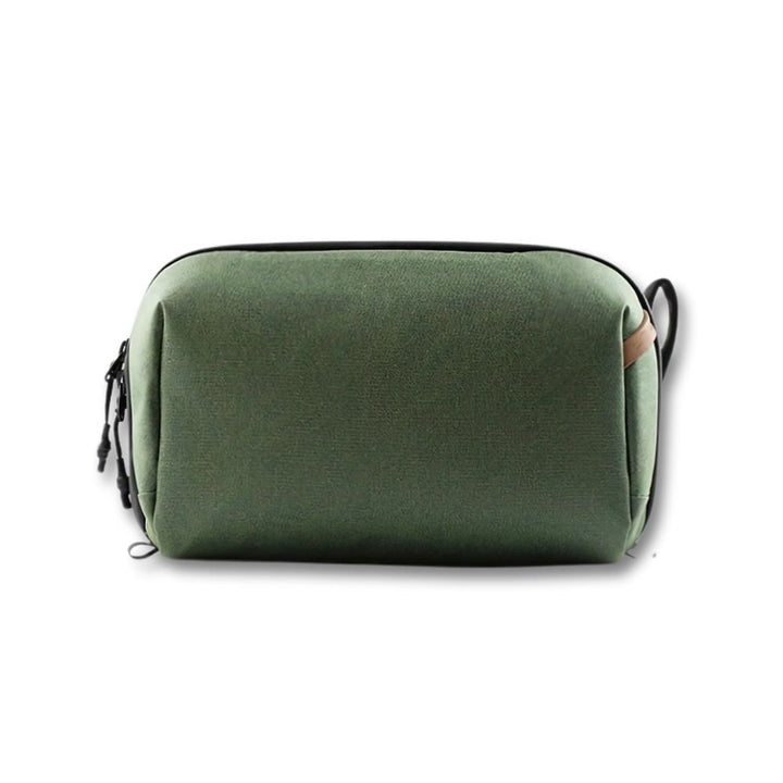 Astuccio da viaggio verde in tessuto resistente, design minimalista, chiusura con zip, ideale per organizzare accessori e cosmetici.