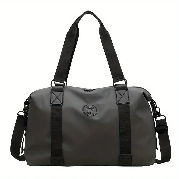 Borsone da viaggio nero in tessuto impermeabile con manici regolabili e tracolla, ideale per sport e weekend. Design moderno e resistente.