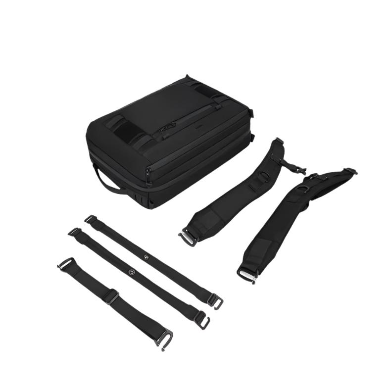 Zaino da viaggio nero modulare con cinghie regolabili, design elegante e funzionale, ideale per viaggi e lavoro. Accessori inclusi.