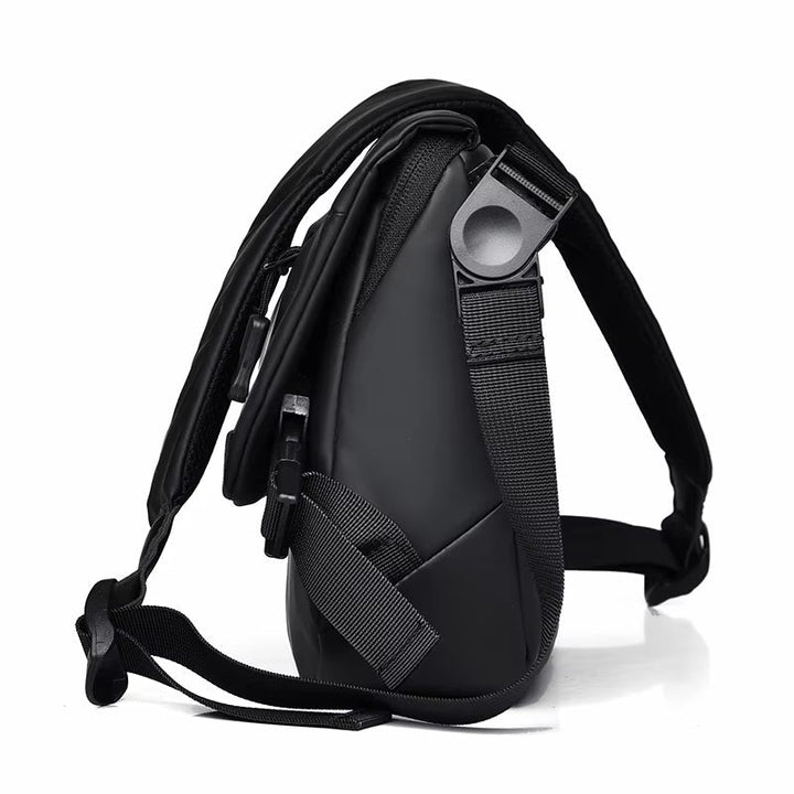 Zaino monospalla nero impermeabile, design ergonomico, con cinghie regolabili e tasche multiple. Ideale per viaggi e uso quotidiano.