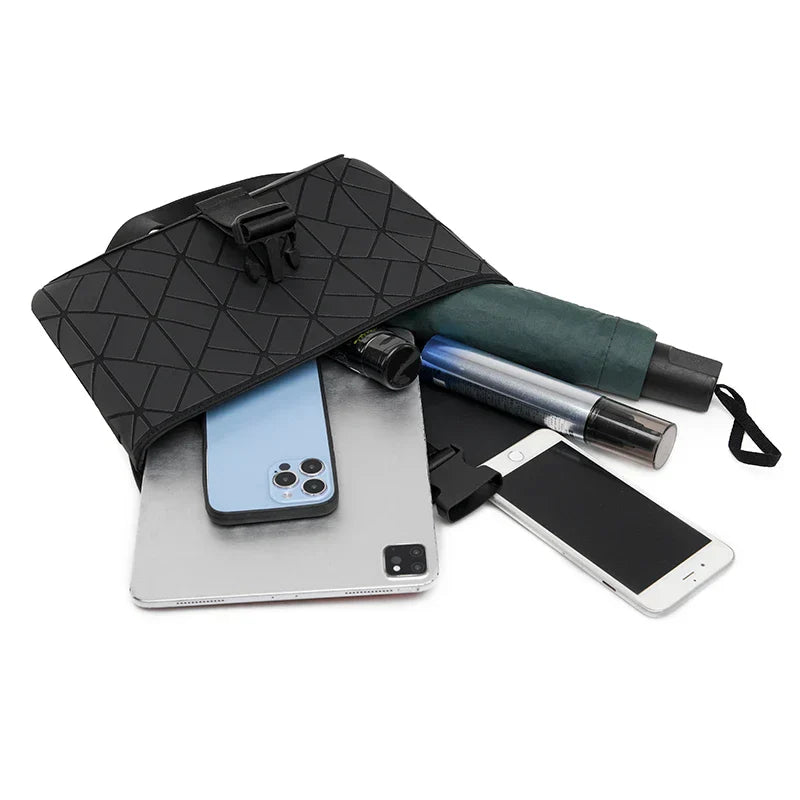 Borsa a tracolla nera con design geometrico, contenente smartphone, tablet, ombrello e accessori. Ideale per organizzazione e trasporto quotidiano.