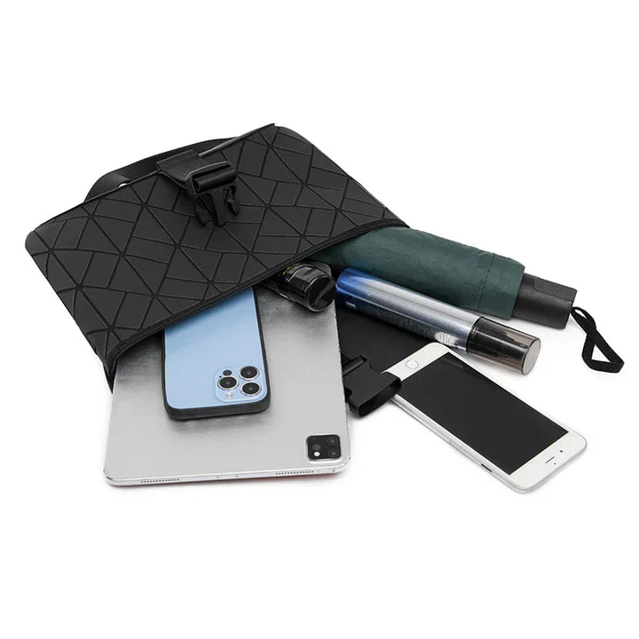 Borsa a tracolla nera con design geometrico, contenente smartphone, tablet, ombrello e accessori. Ideale per organizzazione e trasporto quotidiano.