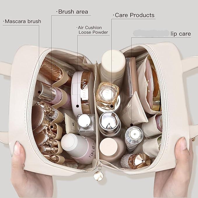 Borsa cosmetica aperta con prodotti di bellezza: rossetti, pennelli, cipria, creme e cura labbra. Organizzazione trucco, accessori make-up.