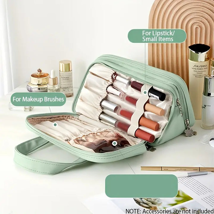 Astuccio verde per trucchi con scomparti per pennelli e rossetti. Design compatto, ideale per organizzare cosmetici. Accessori non inclusi.
