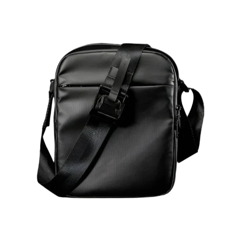 Borsa a tracolla nera in pelle sintetica, design moderno, con cerniera e fibbia regolabile. Ideale per uomo, accessorio moda elegante.