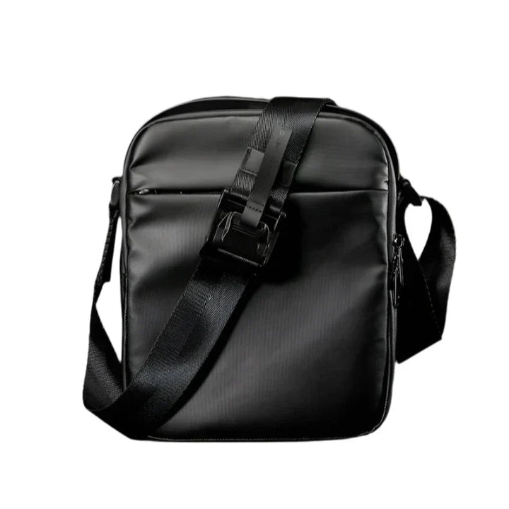 Borsa a tracolla nera in pelle sintetica, design moderno, con cerniera e fibbia regolabile. Ideale per uomo, accessorio moda elegante.
