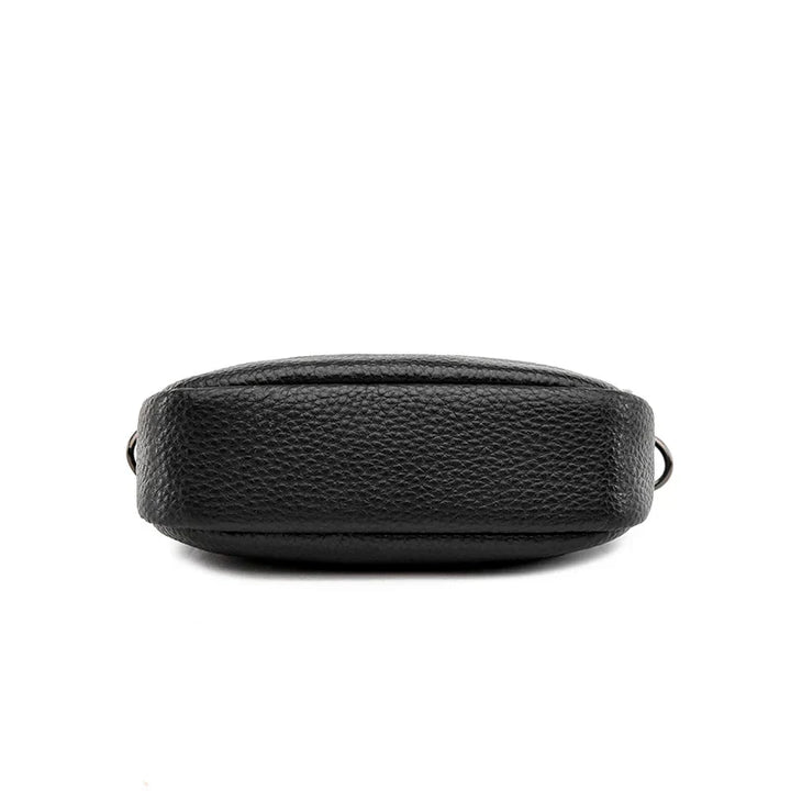 Borsa a tracolla in pelle nera, design compatto e moderno, ideale per uomo e donna. Accessorio elegante e versatile per ogni occasione.