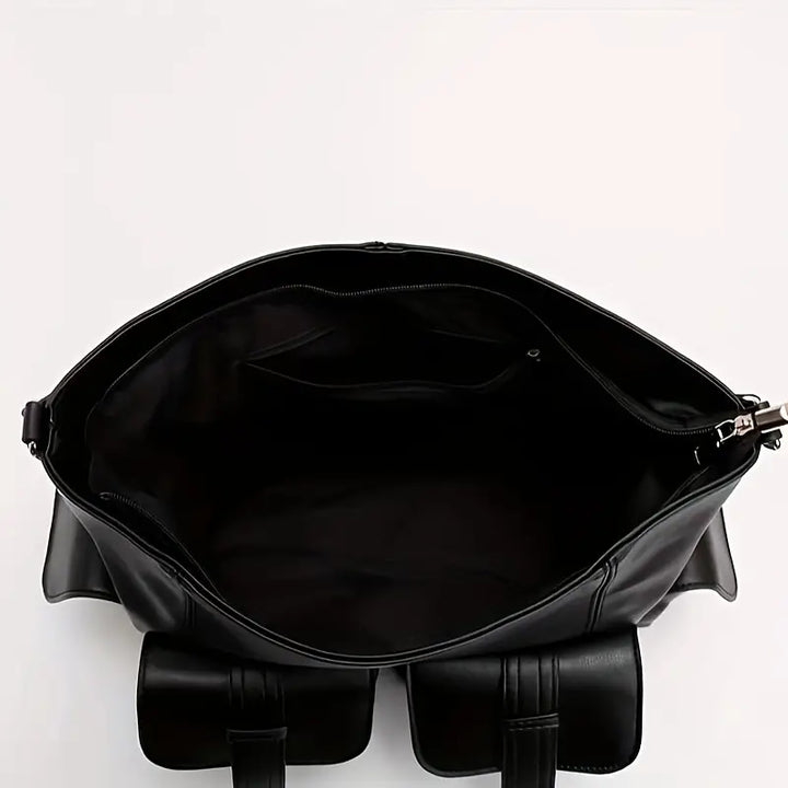 Borsa da viaggio in pelle nera aperta, con ampio scomparto interno e tasca con zip. Elegante e spaziosa, ideale per viaggi e lavoro.